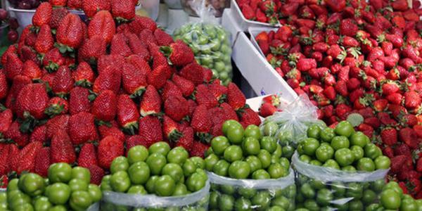 قیمت گوجه سبز و توت فرنگی در بازار
