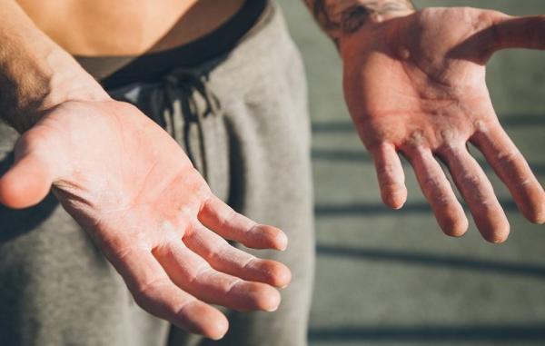 8 راه حل برای درمان و پیشگیری از پینه بستن دست ها هنگام وزنه زدن