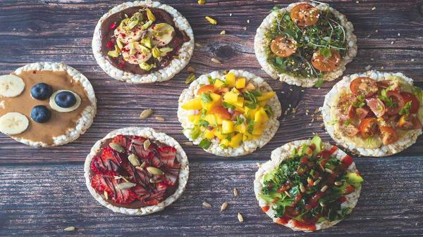 طرز تهیه تاپینگ رایس کیک؛ 12 ایده برای صبحانه، میان وعده و شام